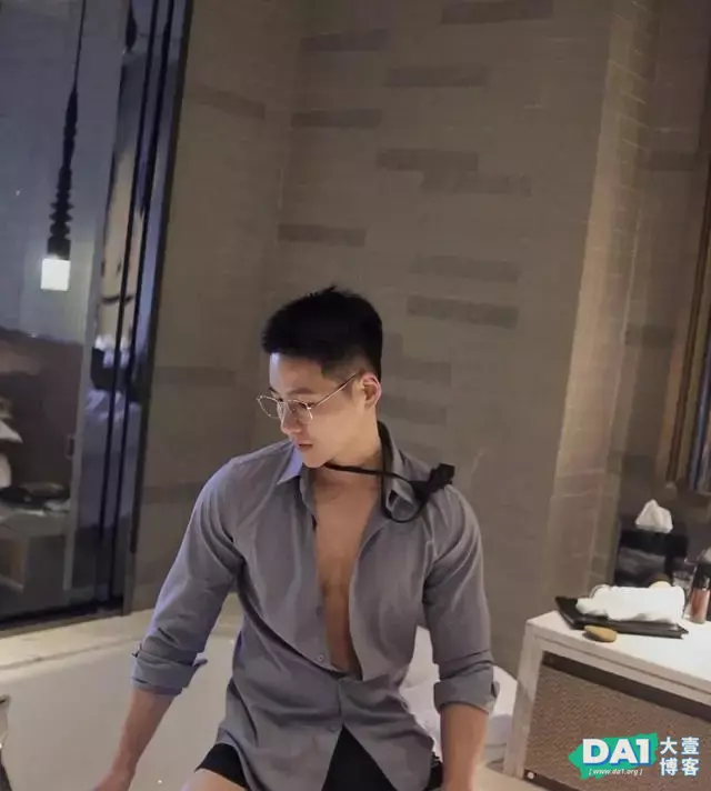 这个夏天给你一个肌肉衬衫男友,不但颜高条顺,更是高质量男生! 这个夏天给你一个肌肉衬衫男友,不但颜高条顺,更是高质量男生!