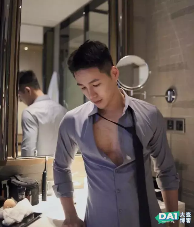 这个夏天给你一个肌肉衬衫男友,不但颜高条顺,更是高质量男生! 这个夏天给你一个肌肉衬衫男友,不但颜高条顺,更是高质量男生!