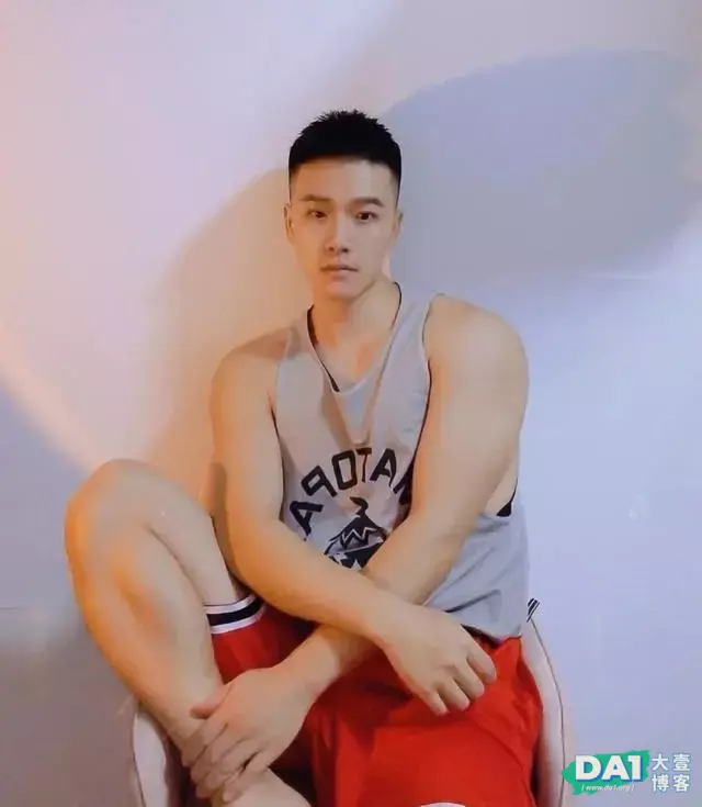 健身男孩的增肌秘密,有颜值的肌肉小奶狗,一样练出好看的身材! 健身男孩的增肌秘密,有颜值的肌肉小奶狗,一样练出好看的身材!