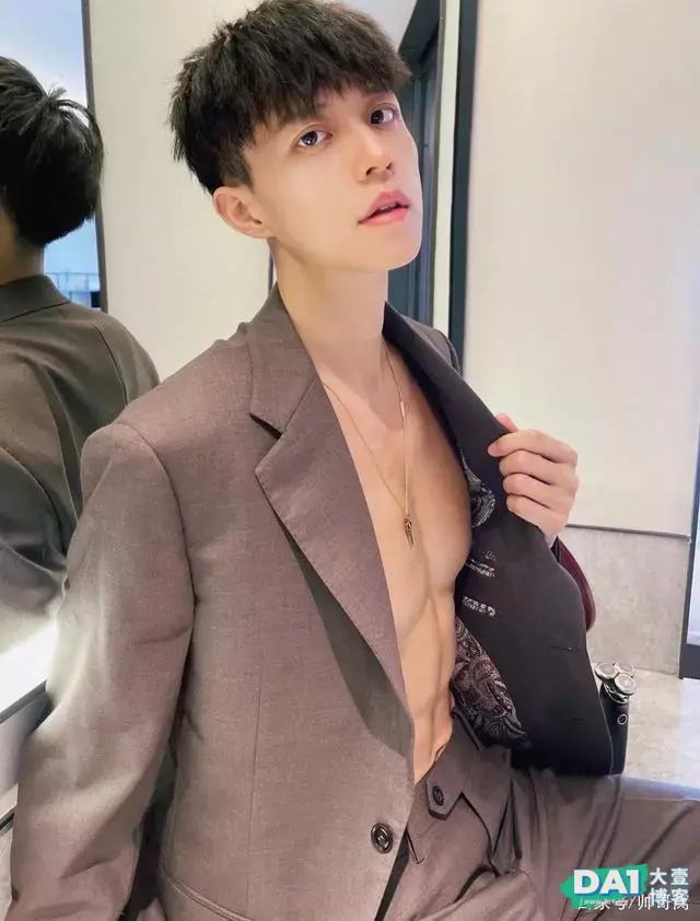 喜欢健身的奶味小哥哥,满脸青春与稚嫩和马甲线的身材有点不搭! 喜欢健身的奶味小哥哥,满脸青春与稚嫩和马甲线的身材有点不搭!