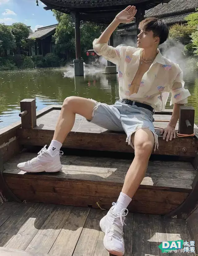 喜欢健身的奶味小哥哥,满脸青春与稚嫩和马甲线的身材有点不搭! 喜欢健身的奶味小哥哥,满脸青春与稚嫩和马甲线的身材有点不搭!