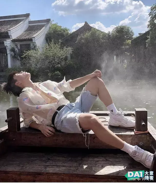 喜欢健身的奶味小哥哥,满脸青春与稚嫩和马甲线的身材有点不搭! 喜欢健身的奶味小哥哥,满脸青春与稚嫩和马甲线的身材有点不搭!