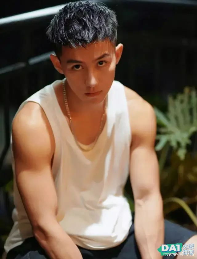 稚气未脱的阳光美少年,打着耳钉、穿着背心,随意穿搭都这么迷人 稚气未脱的阳光美少年,打着耳钉、穿着背心,随意穿搭都这么迷人