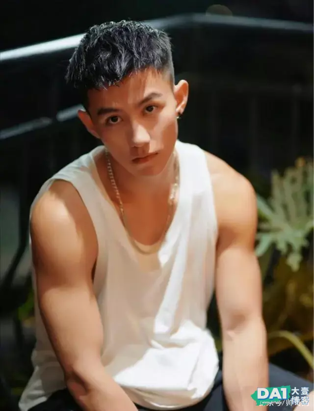 稚气未脱的阳光美少年,打着耳钉、穿着背心,随意穿搭都这么迷人 稚气未脱的阳光美少年,打着耳钉、穿着背心,随意穿搭都这么迷人