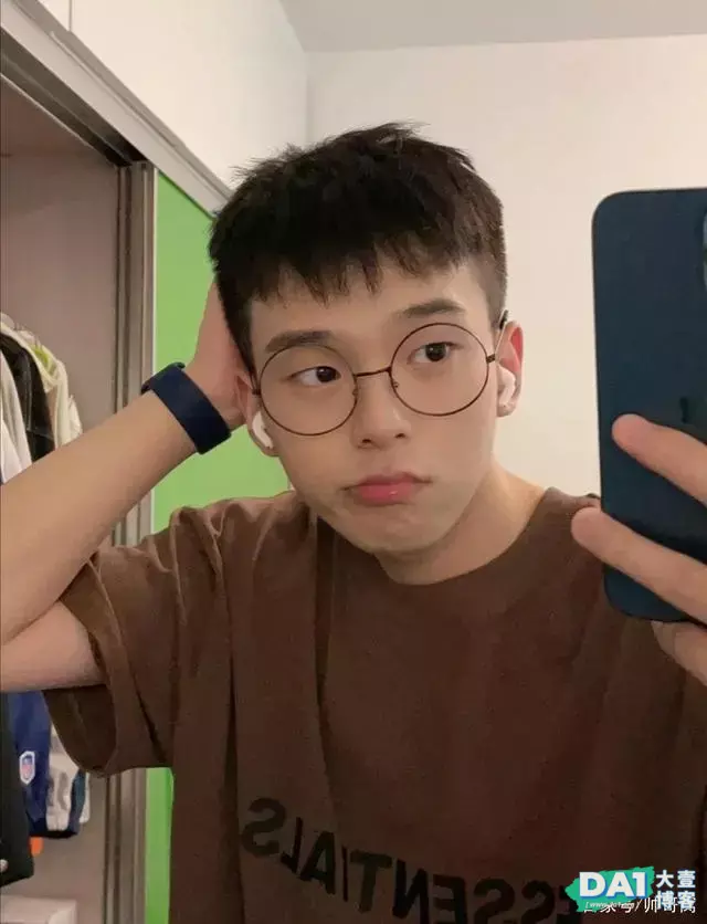 斯文帅气的奶味小哥哥,自拍照都成表情包了,呆萌却又不失可爱! 斯文帅气的奶味小哥哥,自拍照都成表情包了,呆萌却又不失可爱!