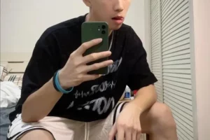 长相英俊帅气的文艺小奶狗,穿白袜子自拍,邻家男孩有点甜-大壹博客