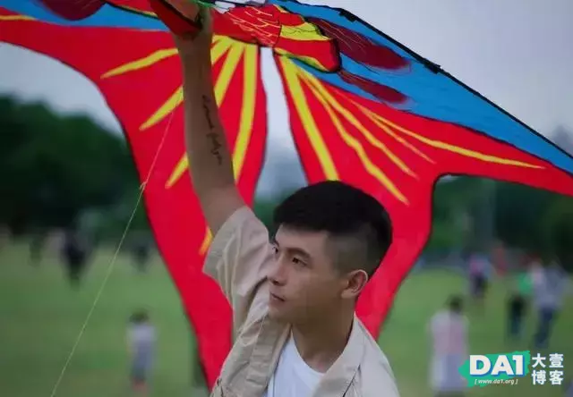 彩虹男孩被感染,父母抛弃,知道这个之后,父母回来 彩虹男孩被感染,父母抛弃,知道这个之后,父母回来