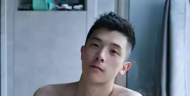 鉴别男生直的还是弯的,这些小方法 鉴别男生直的还是弯的,这些小方法