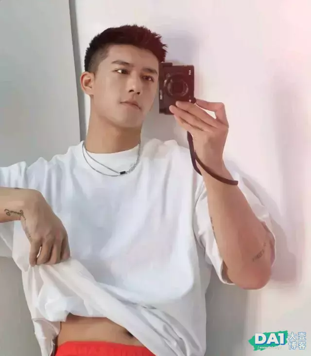 如果你看到照片中男生是这样的,那一定不是直男 如果你看到照片中男生是这样的,那一定不是直男