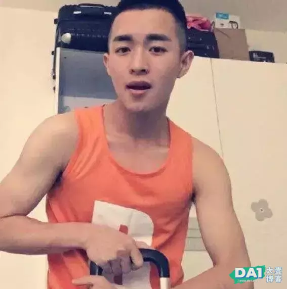 彩虹里的高颜值帅哥,后面两个你认识么 彩虹里的高颜值帅哥,后面两个你认识么