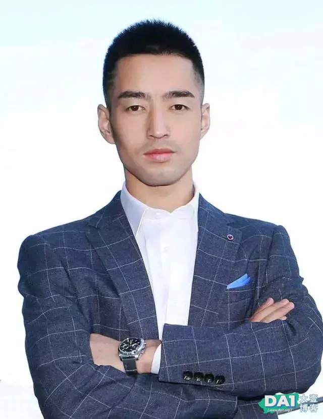彩虹里的高颜值帅哥,后面两个你认识么 彩虹里的高颜值帅哥,后面两个你认识么