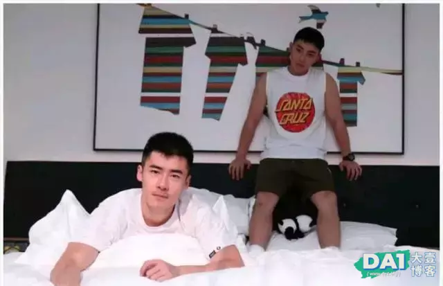 颜值超高的三对网红室友,直男靠边 颜值超高的三对网红室友,直男靠边