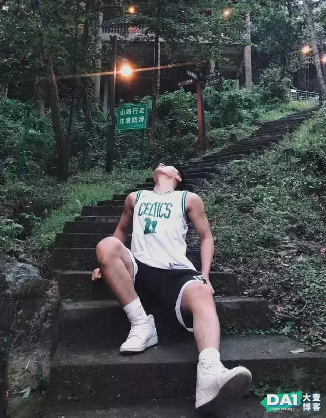 真实故事:流浪青年遇到孤儿,偷最贵的牛奶给孩子喝 真实故事:流浪青年遇到孤儿,偷最贵的牛奶给孩子喝