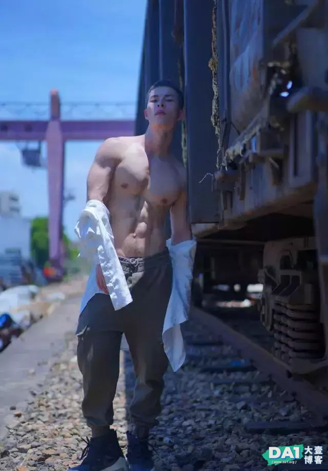 身高177CM的奶味体育生,寸发硬朗的肌肉型男在晨光中更显阳刚! 身高177CM的奶味体育生,寸发硬朗的肌肉型男在晨光中更显阳刚!