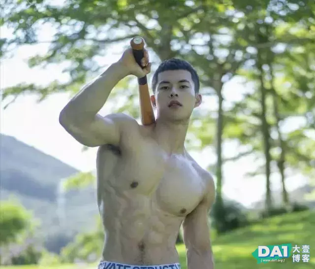 身高177CM的奶味体育生,寸发硬朗的肌肉型男在晨光中更显阳刚! 身高177CM的奶味体育生,寸发硬朗的肌肉型男在晨光中更显阳刚!