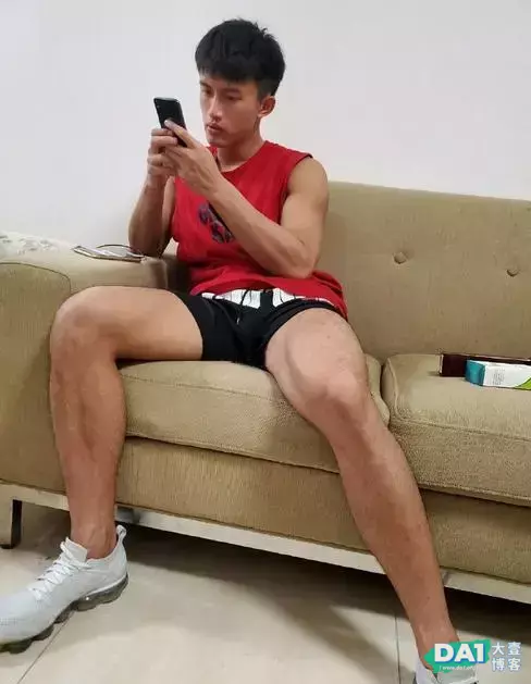 街拍帅哥:这次拍到的体育生好多呀! 街拍帅哥:这次拍到的体育生好多呀!