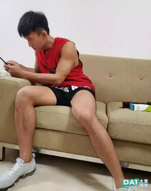 街拍帅哥:这次拍到的体育生好多呀! 街拍帅哥:这次拍到的体育生好多呀!