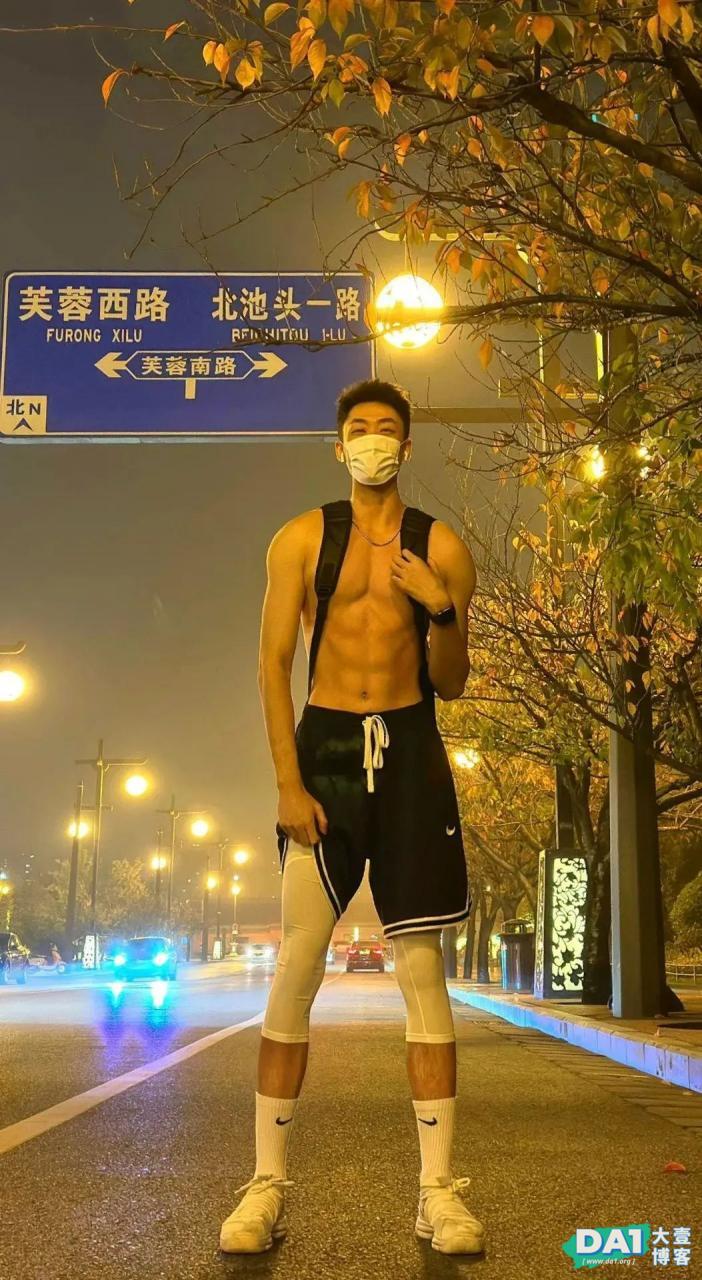 深夜偶遇没穿衣服的篮球体育生，188cm的西安帅哥