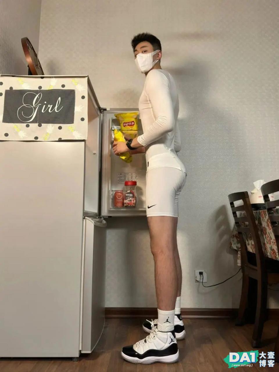 深夜偶遇没穿衣服的篮球体育生，188cm的西安帅哥