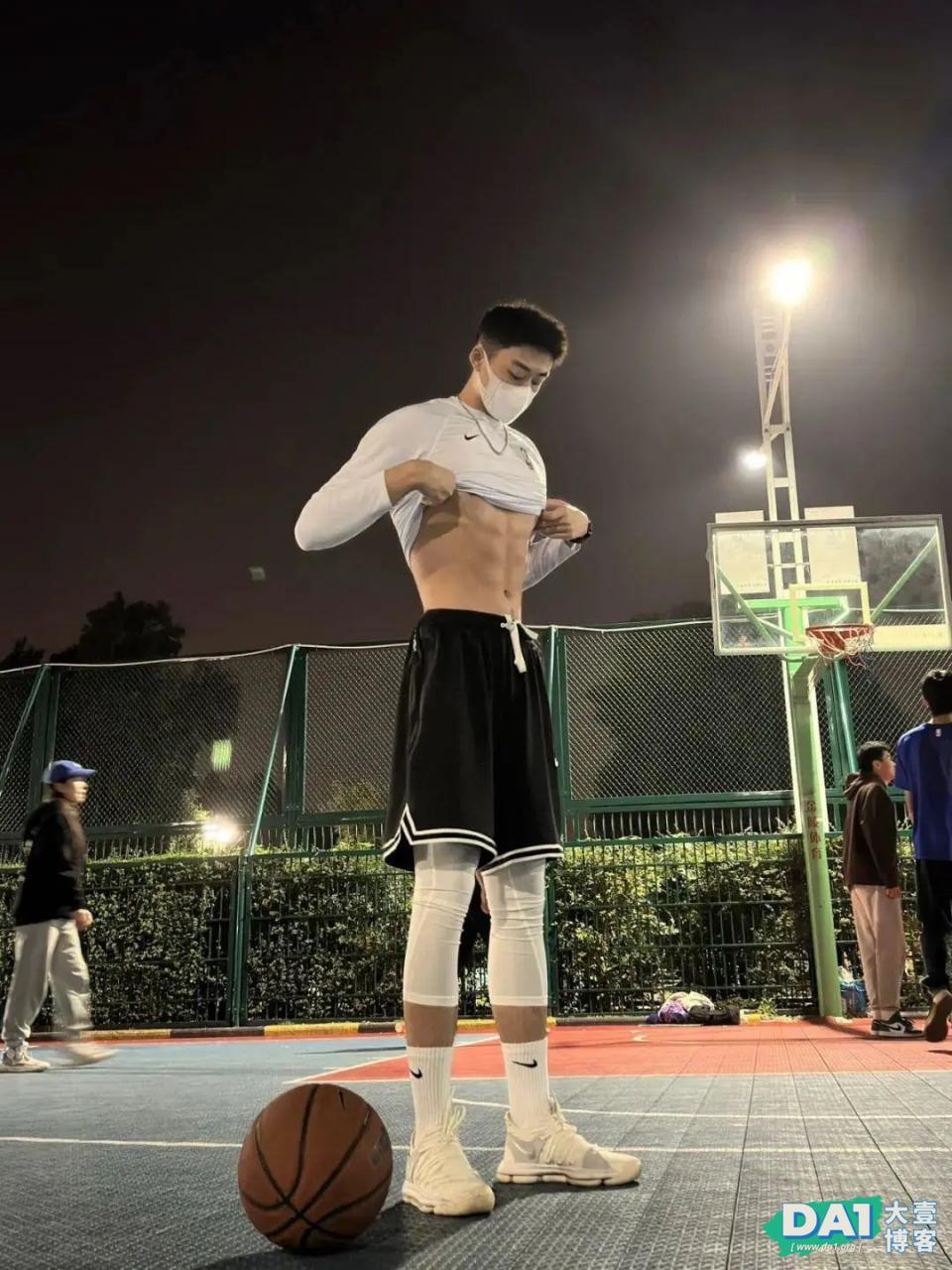 深夜偶遇没穿衣服的篮球体育生，188cm的西安帅哥
