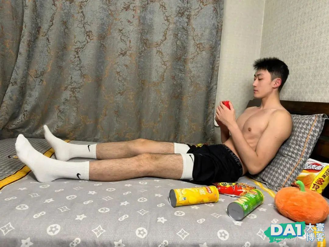 深夜偶遇没穿衣服的篮球体育生，188cm的西安帅哥