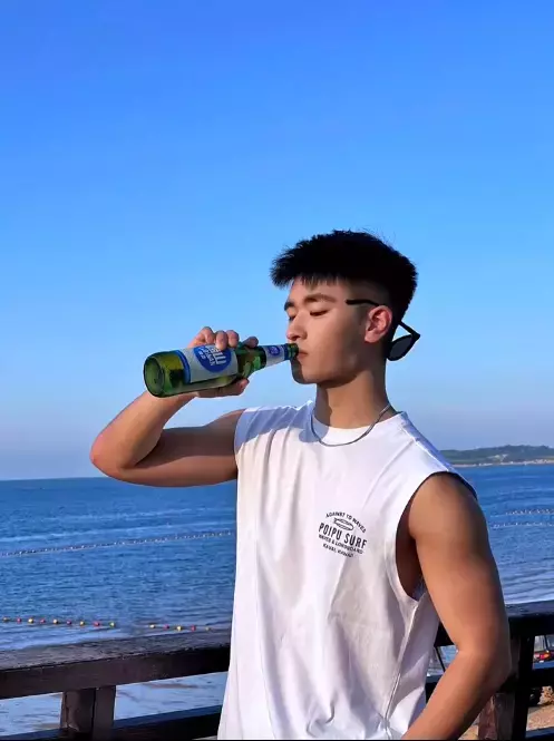 抖音男神推荐：上海185+可狼可奶的中国帅哥