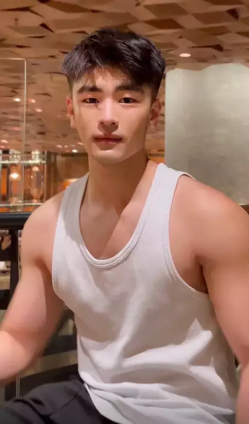抖音男神推荐：上海185+可狼可奶的中国帅哥