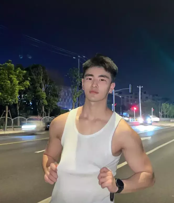 抖音男神推荐：上海185+可狼可奶的中国帅哥
